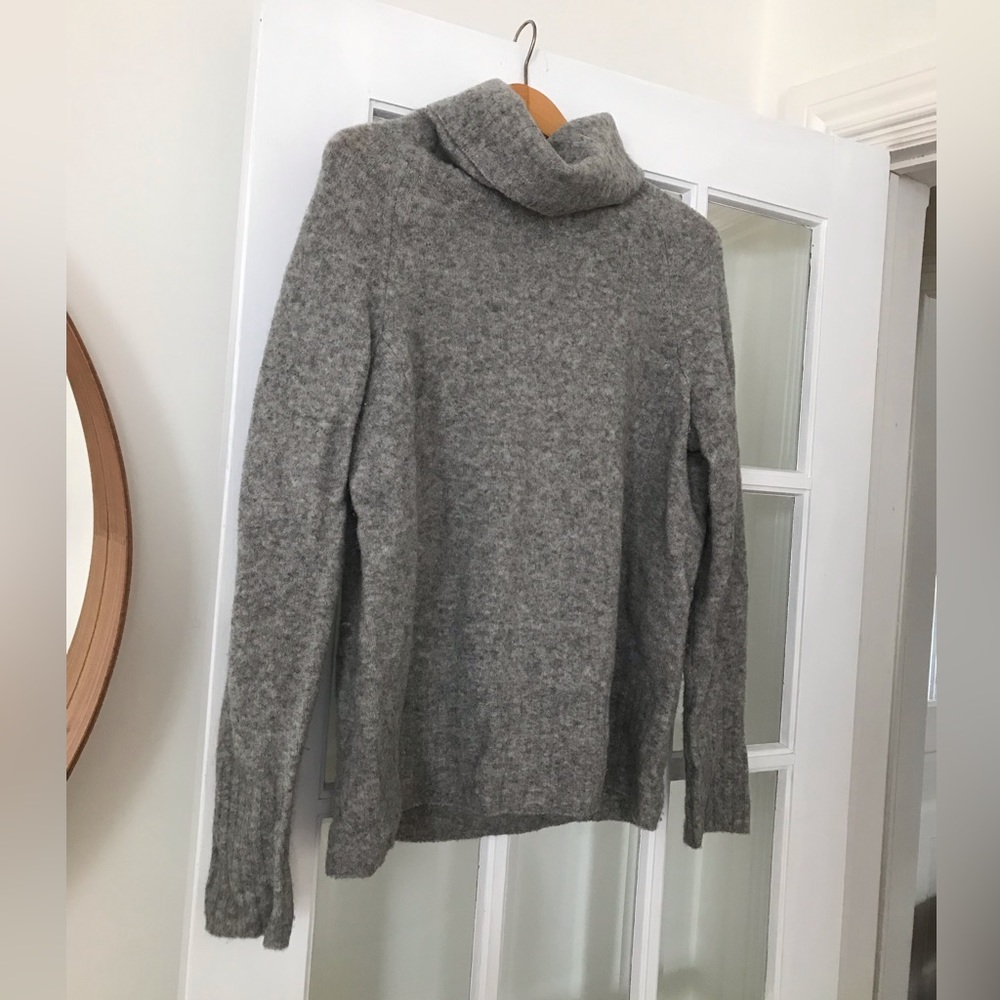 Heather Grey Aritzia Plutarch Sweater